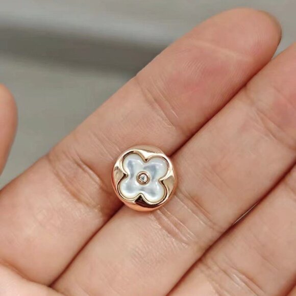 Louis vuitton COLOR BLOSSOM 18K gold shell stud earrings - Picture 2 of 4